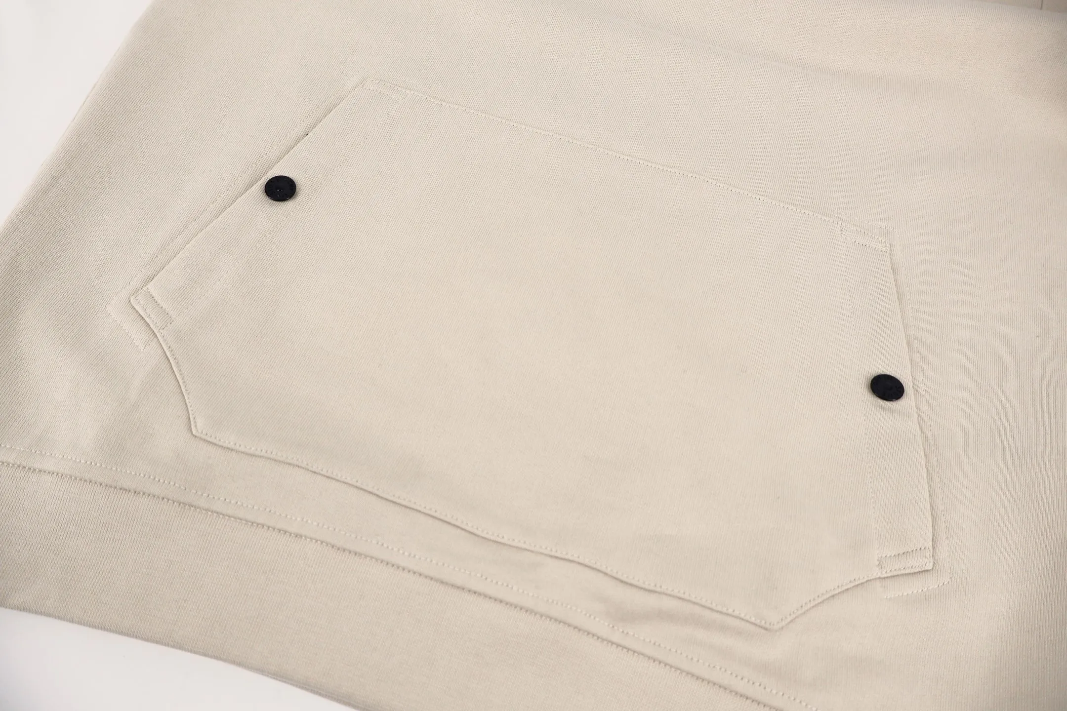 P520 Stone Island Stone Island cuff logo hoodie was originally purchased and developed for 1,400 yuan. This sweatshirt is made of high-count cotton blended fabric and has been combed. It has a soft texture and good breathability, making it comfortable and skin-friendly to wear. The version has a classic round-neck structure, and the collar, cuffs and hem are all ribbed. It is highly elastic, can fit the body shape and effectively prevent wind; the body uses seamless splicing technology to reduce friction and improve the wearing experience. The brand's iconic armband on the left arm is made of three-dimensional embroidery and hot-pressing composite technology. The pattern is fine and not easy to fall off. The overall wiring adopts four-needle and six-thread stitching technology, and the stitches are flat and firm. While ensuring structural stability, it presents a simple and neat visual effect, fully demonstrating the brand's craftsmanship in the field of casual clothing. The overall wiring is straight and delicate, the fabric is comfortable and soft, and the color is consistent without color difference. It can be matched with the same style to create a fashionable look and control various occasions. Customized accessories, complete with three standards, the same style for men and women. Size:S-M-L-XL